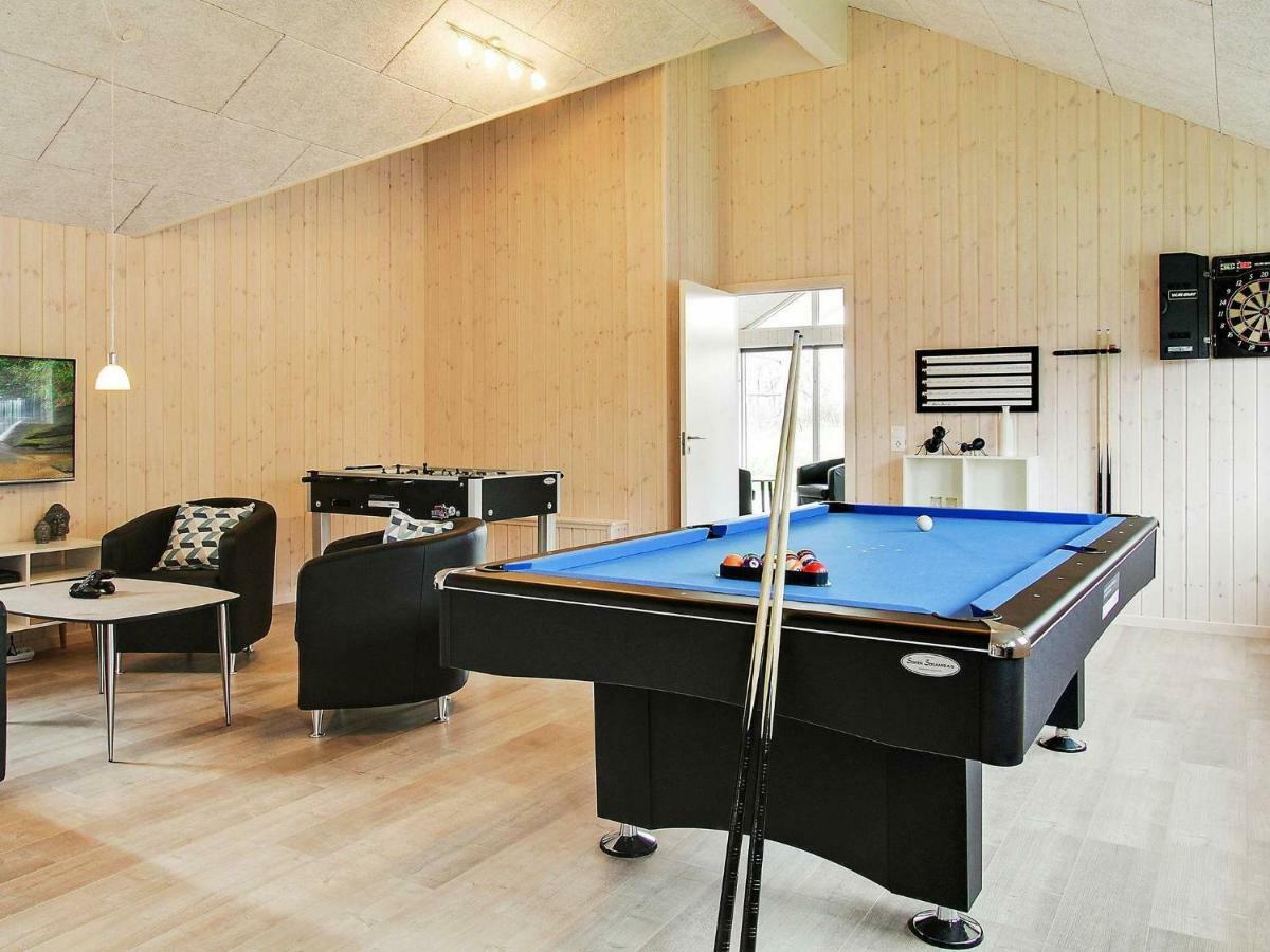 18 Person Holiday Home In Hasselberg Капелн Екстериор снимка